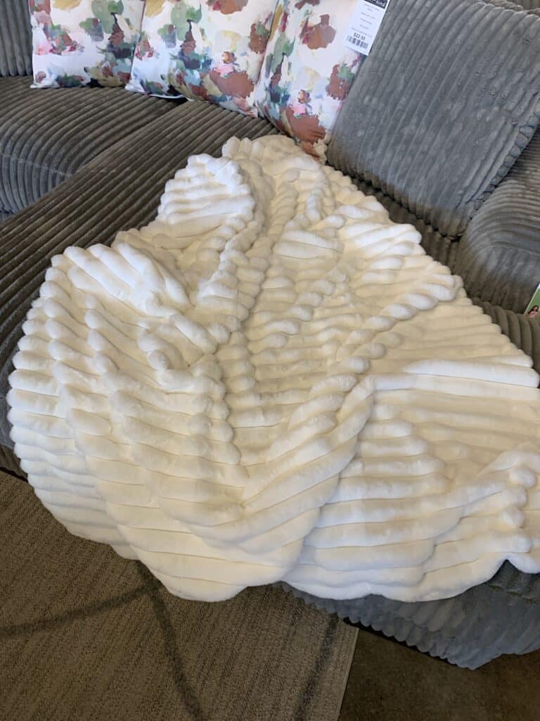 Alsonwell Throw (White)