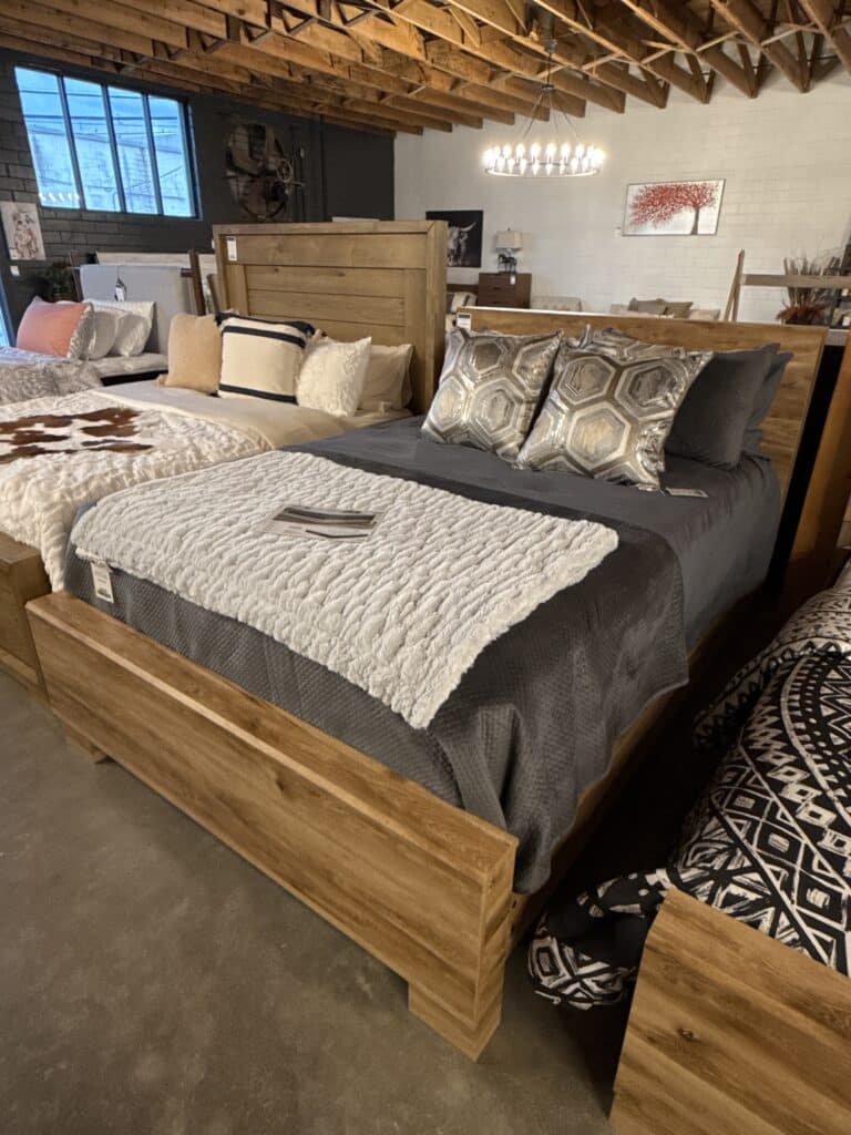 Hyanna Queen Panel Bed