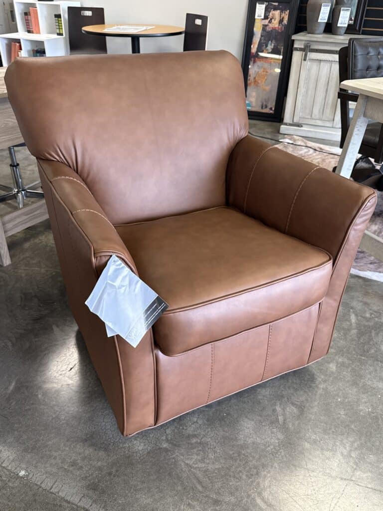 Braydunn Swivel Glider Accent Chair (Caramel)